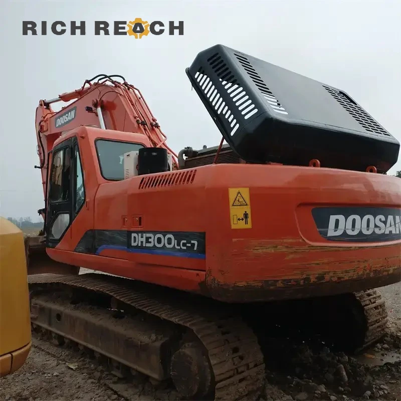 Doosan DH300LC-7 used crawler excavator – right side track frame detail, cost-effective heavy-duty equipment