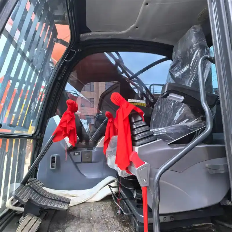Fuel efficient engine – used Doosan DX300LC-9C heavy-duty excavator fuel-saving USD