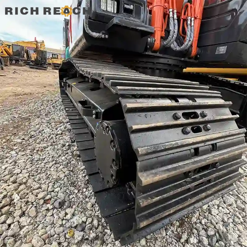 Used Hitachi ZAXIS 200 excavator – bucket teeth and side cutters – excellent digging edge