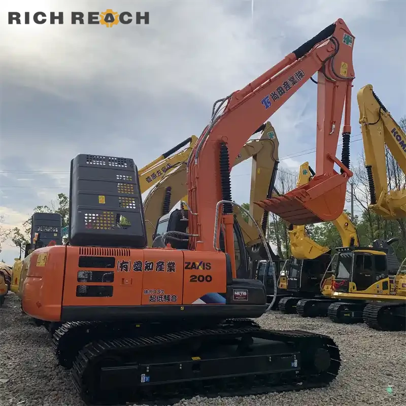 Used Hitachi ZAXIS 200 excavator – sprocket and final drive motor – minimal wear on drive components