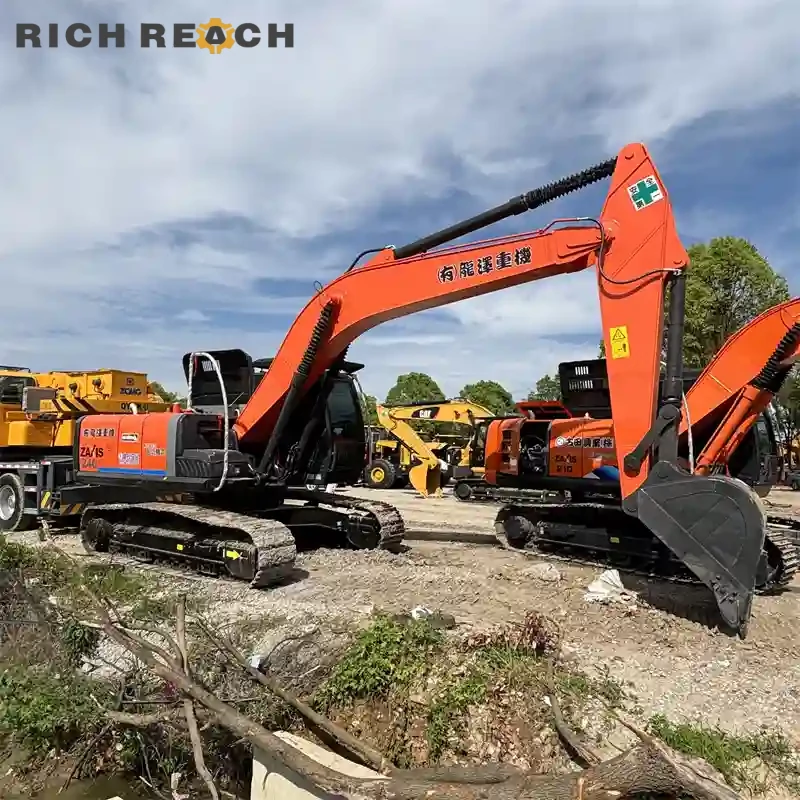 Track chain and master link of a used Hitachi ZAXIS 240 excavator for sale