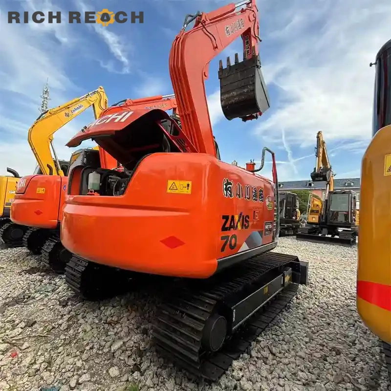 Bucket linkage and pin of a used Hitachi ZAXIS 70 excavator, second hand machine low hours