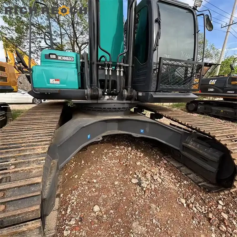 Rear huge counterweight of a used Kobelco 350D excavator, stable digging platform, low hours, high digging forces – priced in USD