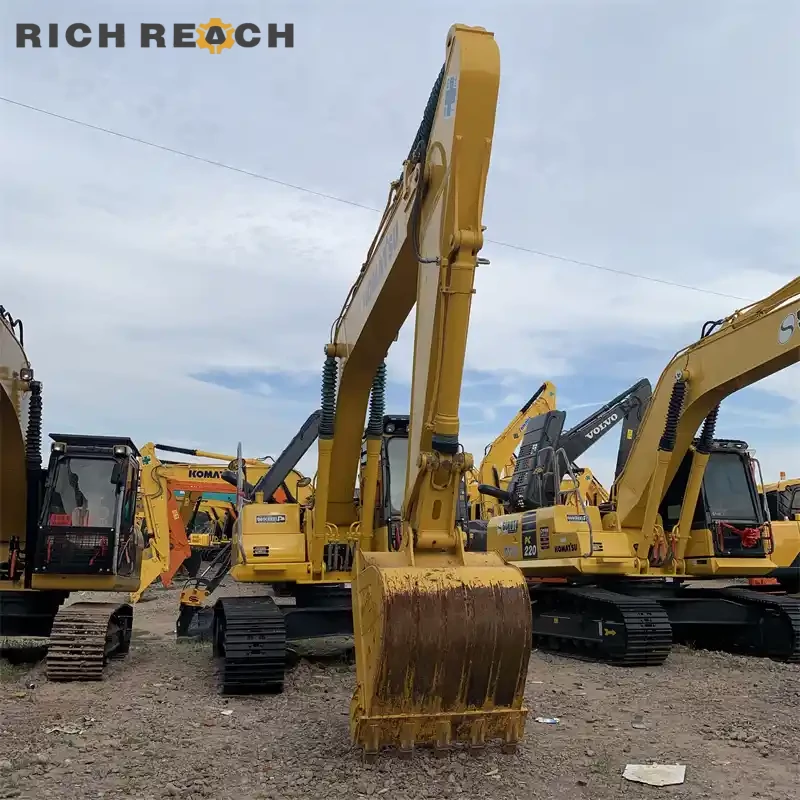 Hydraulic pump and filter bank of a used Komatsu PC220 excavator for sale