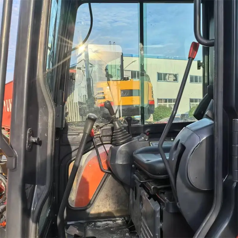 Left side view with retractable tracks of a used Kubota 30 excavator – compact design for landscaping jobs