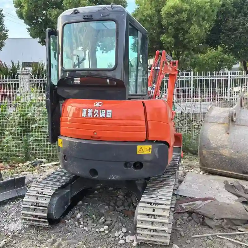 Simple instrument panel, throttle lever and key switch of a used Kubota 30 excavator – low hour machine from Richreach