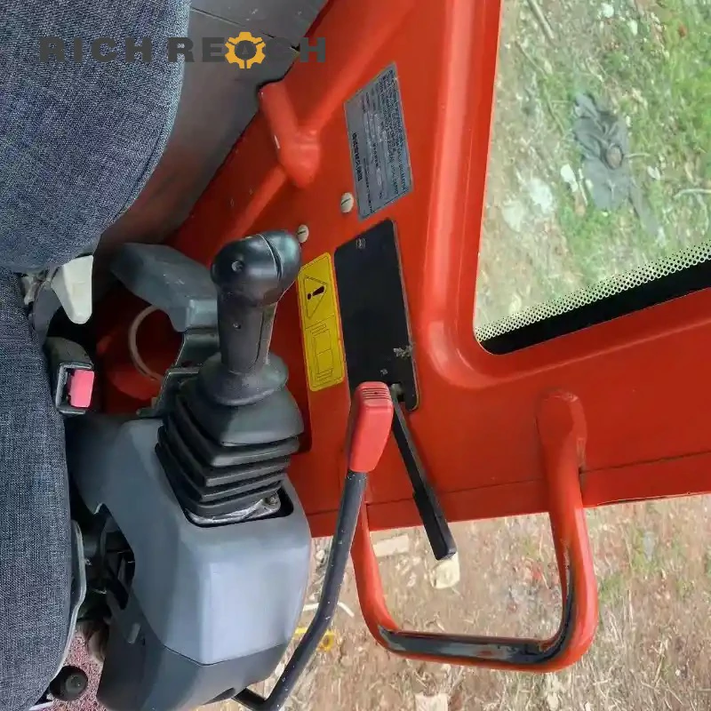 Engine V2607 CR and fuel filter of a used Kubota 185-3 excavator