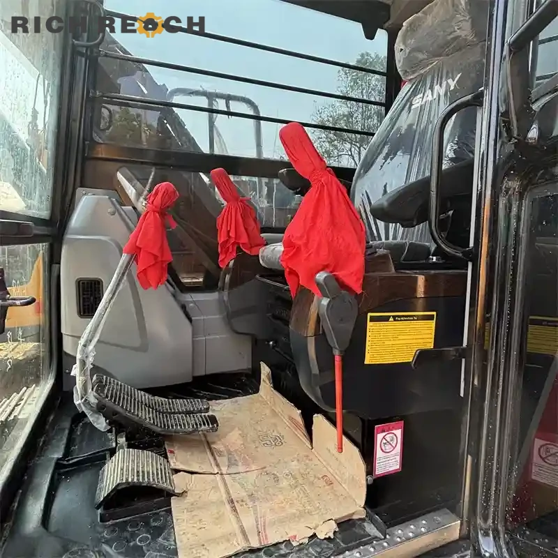 Bucket interior and wear strips on a used Sany 75C excavator – original bucket, minimal use, good for another 3000+ hours