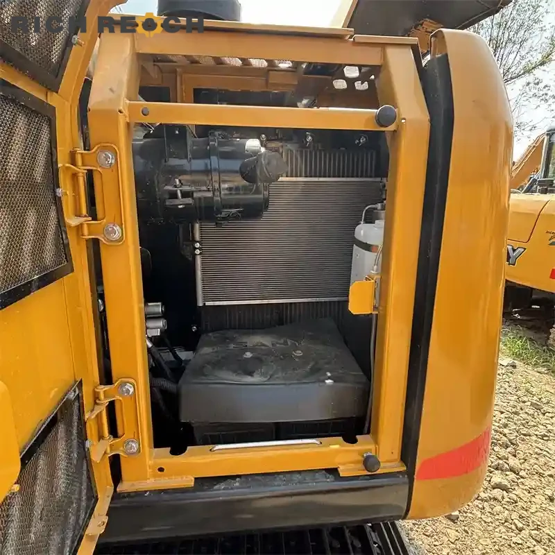 Bucket linkage and wear plates of a used Sany SY75C – well lubricated, tight pins, great condition