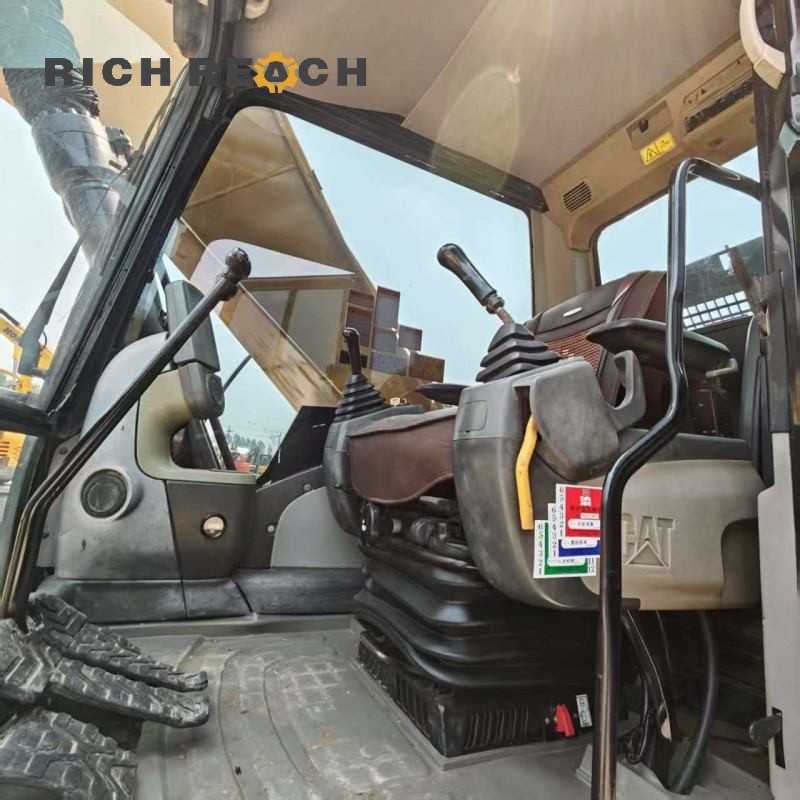 2025 Cat 320D2L nameplate visible undercarriage $36,600