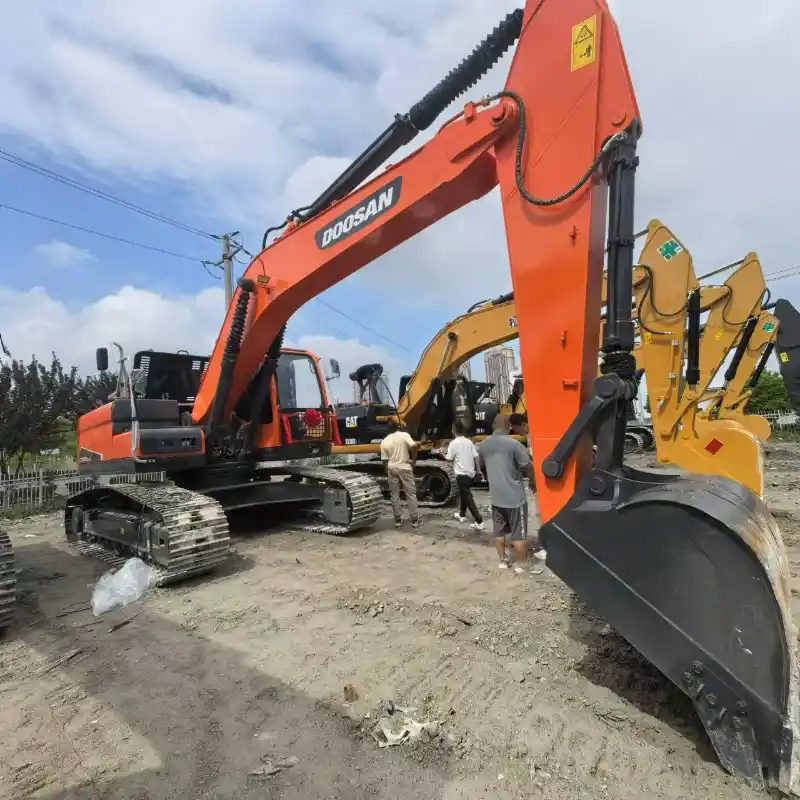 Heavy duty boom cylinder and arm of a used DX225LC-9 excavator on clearance sale