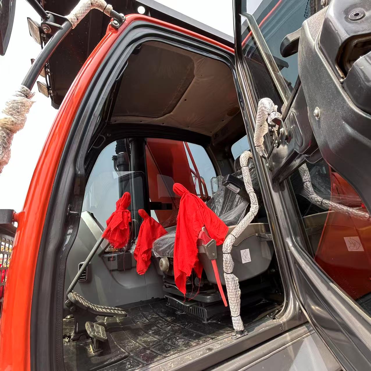 Bucket and arm of a 2017 Doosan DX300LC-9S excavator with 1.45-1.6m³ capacity, priced $37,500
