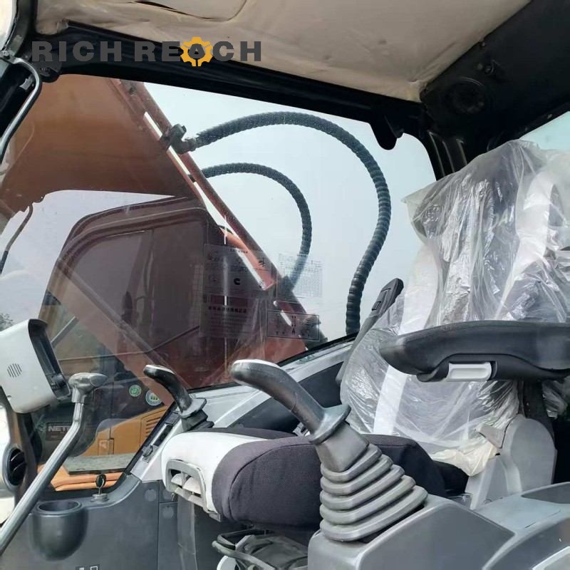 Nameplate of a 2025 Hyundai 225LC-9S excavator, 22 ton, priced $33,670 - Richreach