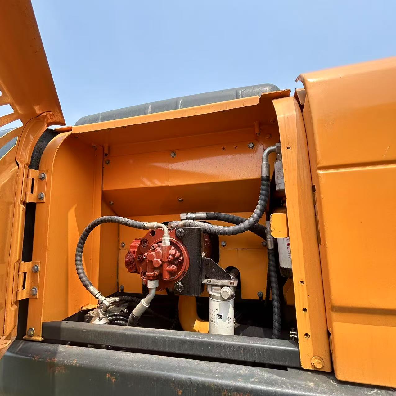 hyundai 225lc 9s bucket and attachment closeup