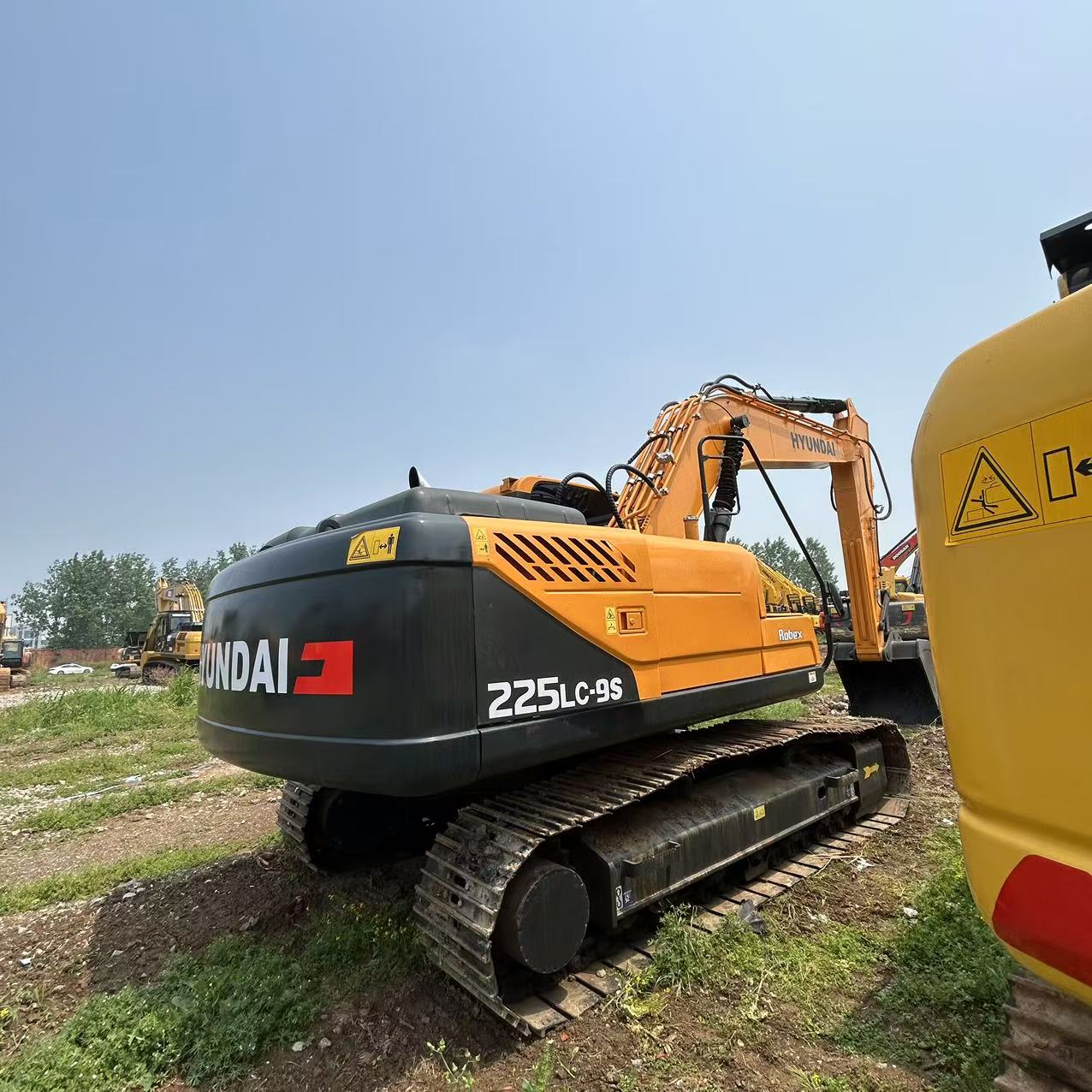 hyundai 225lc 9s side view heavy duty undercarriage 2017