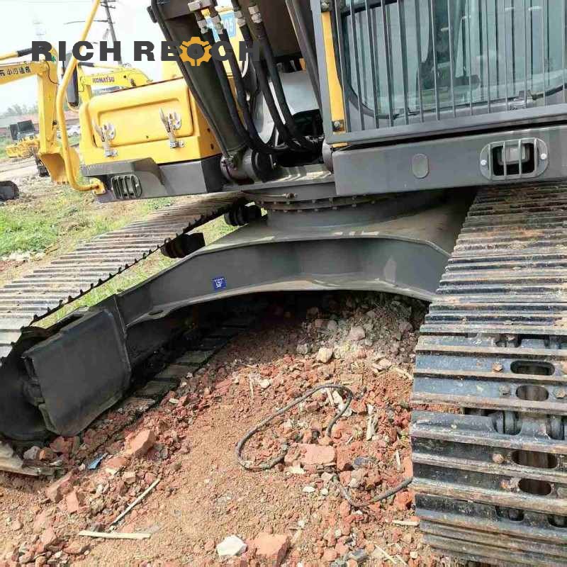 Heavy-duty boom cylinder and reinforced arm of a used Komatsu PC450-4 excavator, 45-ton digging force, price on request (USD)