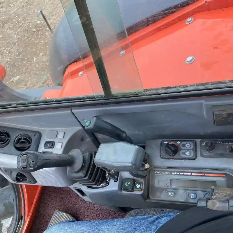 Side view of used Kubota KX185-3 digging machine – low hours, special promotional offer